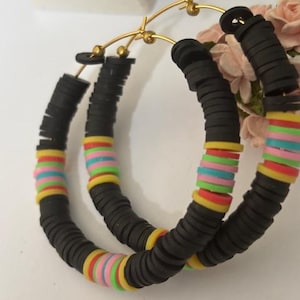 Heishi Perlen Creolen, goldene und schwarze Creolen, Sommer-Strandgeschenk für Frauen, Ringe mit Surfperlen