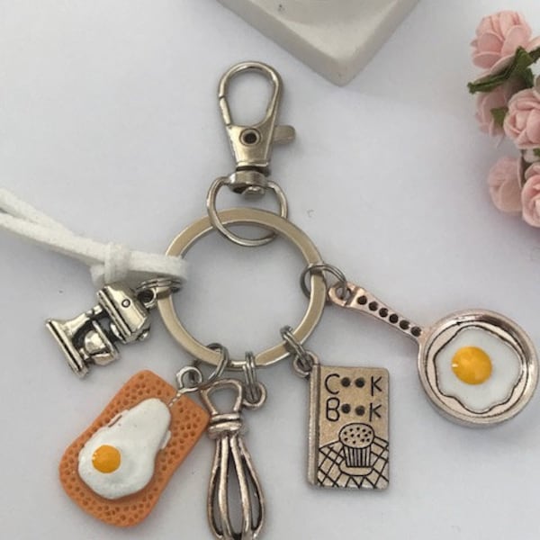 Porte clés cuisinier, porte clé cuisto, breloque cuisine oeuf au plat, cadeau pour cuisinier, cadeau pour chef, pendentif livre recettes