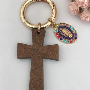 Holzkreuz und Jungfrau Maria Anhänger, Ex-Voto-Taschenanhänger, Geschenk für Frauen Kreuzanhänger, Jungfrau Maria und Kreuzmedaille