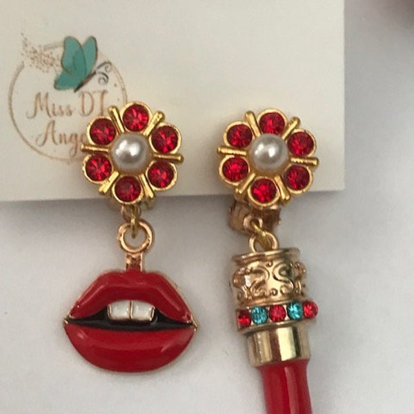 Boucles d'oreille maquillage tube de rouge à lèvres breloque et lèvres, clips d'oreilles asymétriques rouge à lèvres par Miss DJ Angel