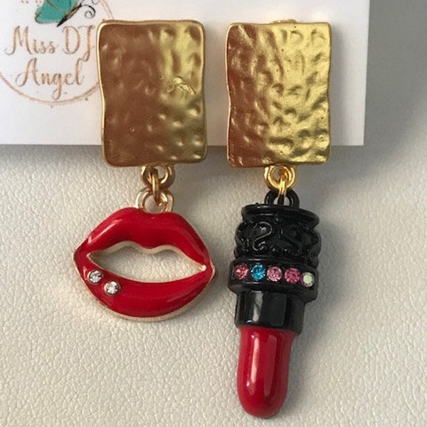 Boucles d'oreille maquillage tube de rouge à lèvres breloque et lèvres, clips d'oreilles asymétriques rouge à lèvres par Miss DJ Angel