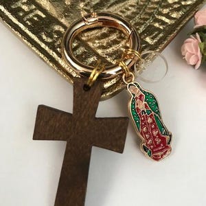 Charms croix bois et médaille religieuse, charms pour sac ex voto, cadeau pour femme charms croix, médaille vierge guadeloupe charms.