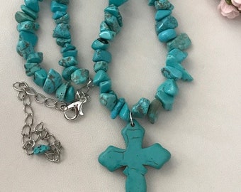 Collier perles chips turquoise et croix pierre turquoise, ras de cou ex voto croix