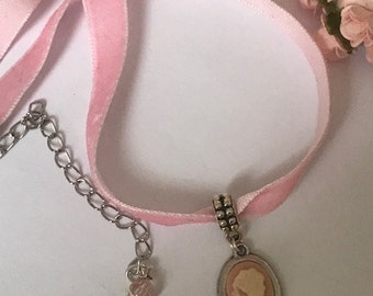 Romantischer Band-Samt-Halsband, rosa Kamee-Halskette, romantischer Kamee-Halsband, kawaii Kamee-Anhänger, Geschenk für Kamee-Mama.
