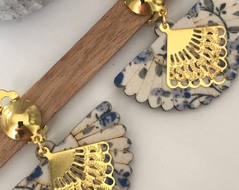 Clips d'oreilles éventail en bois ton bleu à fleurs