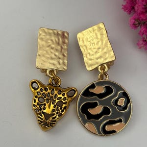 Pendientes de clip asimétricos de leopardo, pendientes de clip de leopardo, dije de cabeza de leopardo, medalla colgante de leopardo, regalo para niña