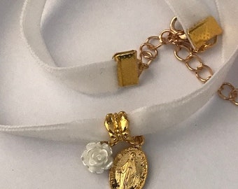 Ex-Voto-Halsband, weißes Samt-Halsband, romantische weiße Samt-Halskette, Geschenk für Frauenzeremonie, weiße religiöse Medaillen-Halskette.