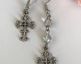 Boucles d'oreilles croix asymétriques, et perles à facettes.