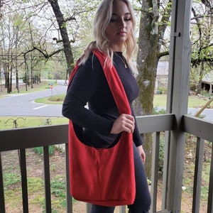 Sac hobo noué en daim rouge, hobo noué rouge, sac en daim rouge, sac à main rouge, sac à bandoulière en daim rouge, fourre-tout noué rouge, sac sholder végétalien.
