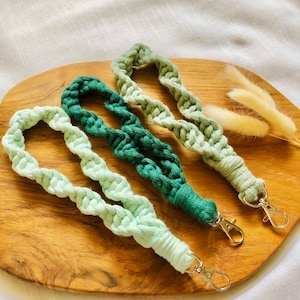 Green Macrame wristlet, Green keychain, boho wristlet keychain, bridesmaids gift, stocking stuffer, earthy keychain, Natural keychain