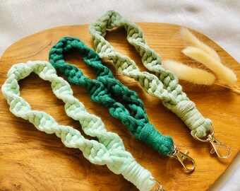 Green Macrame wristlet, Green keychain, boho wristlet keychain, bridesmaids gift, stocking stuffer, earthy keychain, Natural keychain
