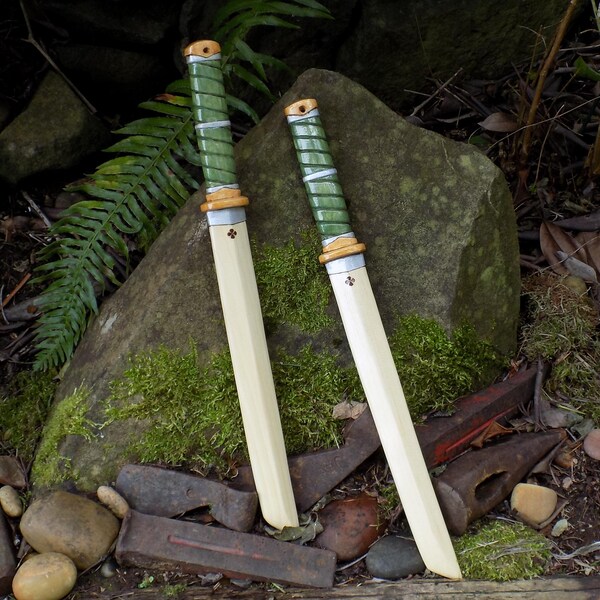 NINJA-TO  toy wood short sword/green wrap silver bands
