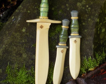 BRIGAND/Jouets en bois faits main/Épée courte et poignards/vert et or