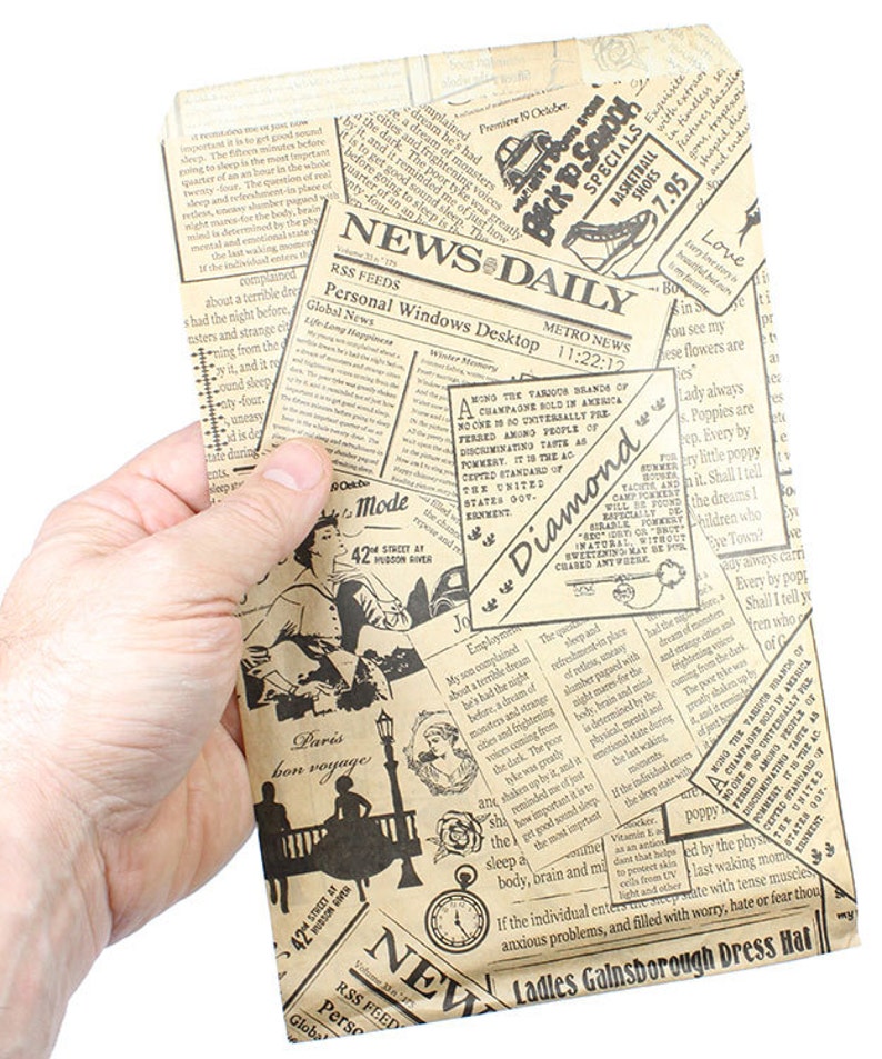 Pu&ograve; includere: Una busta di carta rettangolare con un design vintage di giornale. La busta &egrave; tenuta in mano e presenta titoli, articoli e illustrazioni in inchiostro nero su sfondo beige.