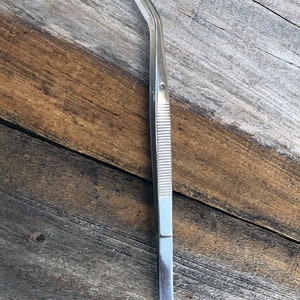 Curved Tip Tweezers with Serrated Tips (TW3001)