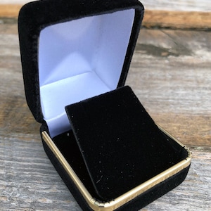 Black Rich Velvet Earring Box with Goldtone Trim (DBX1636E)