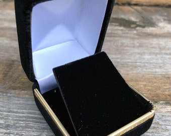 Black Rich Velvet Earring Box with Goldtone Trim (DBX1636E)