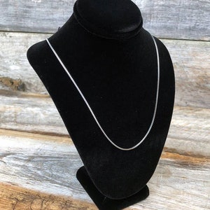 Collar de terciopelo con busto de 7-1/2" de alto (DCH1893)