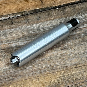 Puede incluir: Un taladro de manivela de metal plateado con un mango de pl&aacute;stico negro. El taladro est&aacute; sobre una superficie de madera.