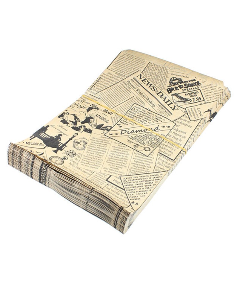 Pu&ograve; includere: Una pila di tovaglioli di carta con un design vintage di giornale. I tovaglioli sono beige con testo e illustrazioni nere, tenuti insieme da un elastico giallo. Il testo include "NEWS DAILY" e "Back To School Specials".