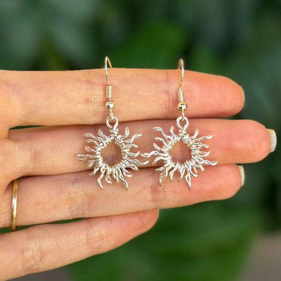 Sun outlet wire earrings
