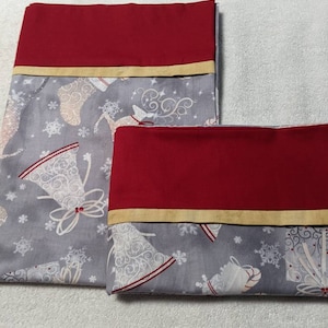 Due federe per vacanze queen size sfondo grigio argenteo con creme e rossi