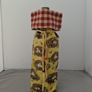 Wine or olive oil bottle bag. Bright gold with chicken eggs in nests. Checked cuff.