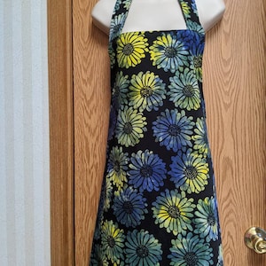 Women&#39;s ladies  full apron black with variegated flower blossoms