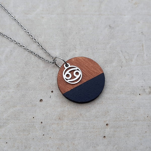 Collier signe astrologique CANCER. Choisissez parmi 20 couleurs accents, fait de merisier du Québec et d'acier inoxydable!