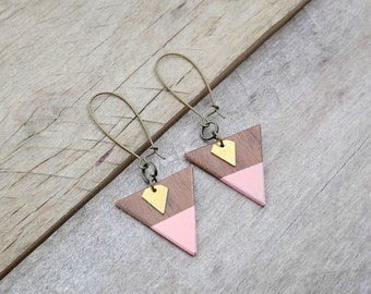 Hand-painted triangle wood Earrings - Brown wood, golden and blush pink - geometric jewelry - small brass diamond