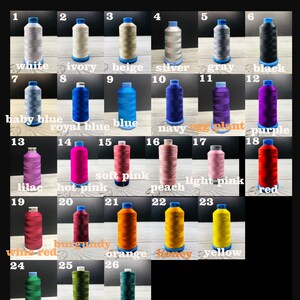 Puede incluir: Carta de colores de hilo con carretes de hilo en varios colores, numerados del 1 al 26. Los colores incluyen blanco, marfil, beige, plata, gris, negro, azul beb&eacute;, azul real, azul, azul marino, berenjena, morado, lila, rosa intenso, rosa claro, melocot&oacute;n, rosa claro, rojo, rojo vino, burdeos, naranja, miel, amarillo, verde, salvia y verde oscuro.