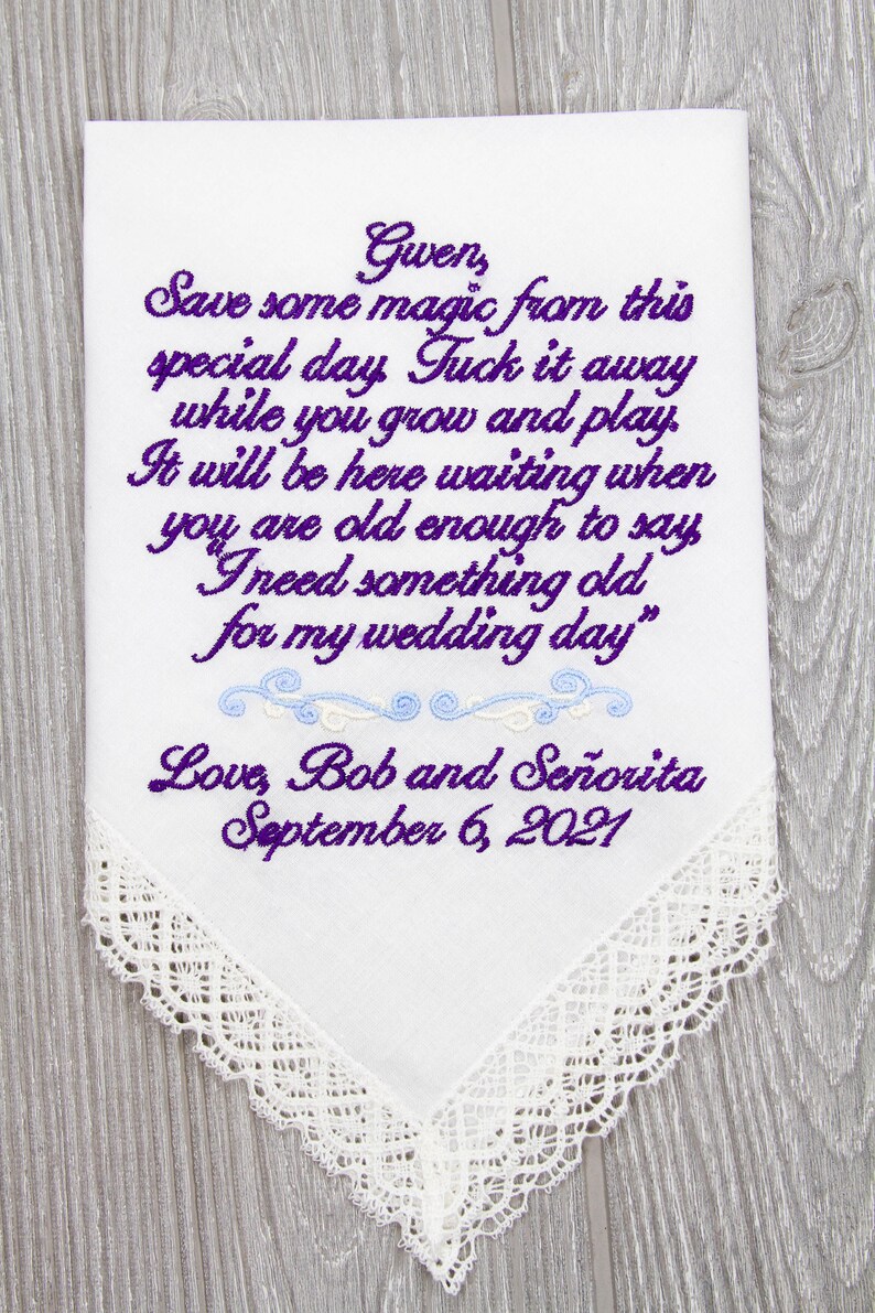 Puede incluir: Un pa&ntilde;uelo blanco con un mensaje bordado en morado que dice "Gwen, Save some magic from this special day Tuck it away while you grow and play. It will be here waiting when you are old enough to say I need something old for my wedding day" y "Love, Bob and Se&ntilde;orita September 6, 2021".
