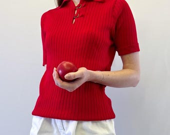 Suéter rojo de manga corta acanalado con detalles de hebilla, de la marca Diament of Canada, de la década de 1970.