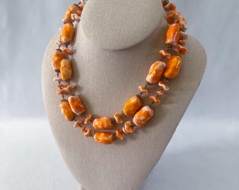Collar de cuentas de cristal checo o de Murano jaspeado en naranja y blanco, de la década de 1960 (o posiblemente anterior).