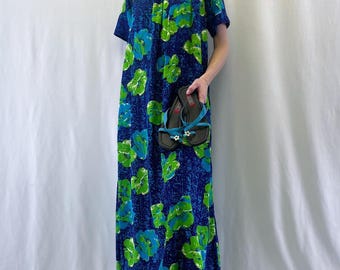 Vestido largo de casa de acrílico con textura de corteza, estilo años 60, con estampado de hibisco azul y verde.