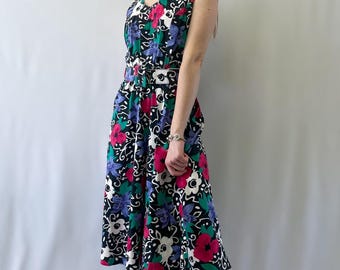 Vestido de algodón negro V.I. Petites, años 80 o 90, con estampado floral en rosa, azul, verde y blanco, y cinturón a juego.
