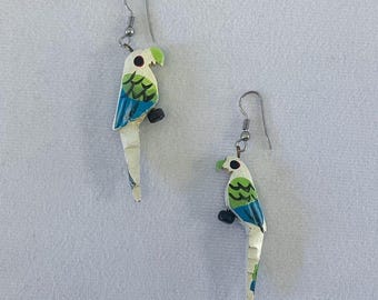Pendientes de madera blanca con forma de loro, de los años 70 o 80, con detalles pintados a mano en verde, azul y negro.