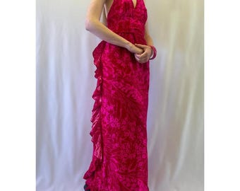 Vestido largo estilo cruzado de Fumi's Originals Hawaii de los años 60 en rojo y rosa con escote halter y detalles de volantes.