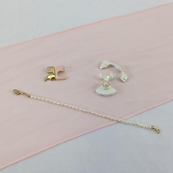 "Vintage ""Pink Parisienne"" Themen Schmuck Set mit rosa Schal, Faux Perlen Armband, Opalescent Telefon Brosche Set und Courreges Brosche."