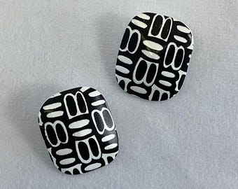 Pendientes de botón rectangulares con estampado abstracto en blanco y negro de los años 80
