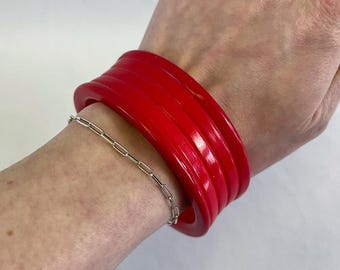 Pulsera rígida gruesa roja de los años 70 con detalles acanalados.