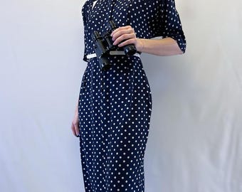 Vestido estilo años 80 de la marca Panache, azul y blanco con lunares, cuello, hombros marcados y cinturón de vinilo a juego.