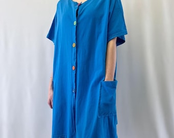 Vestido tipo pareo azul de Glorias Fashions, de los años 80 o 90, con botones grandes y coloridos.