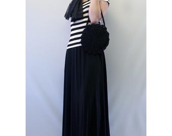 Vestido largo negro de escote barco de Joseph Ribkoff de la década de 1990 con corpiño de rayas horizontales blancas y negras.