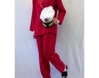 Traje de tres piezas rojo de V.I. Petites de los años 80: blazer cruzado, pantalón y falda con detalles de aspecto satinado.
