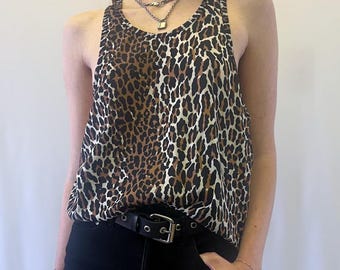 Camiseta sin mangas estilo años 70 con estampado de leopardo y corte musculoso.