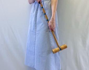Falda midi Koret de los años 80, de corte A, a rayas azules y blancas, con detalle de hebilla.