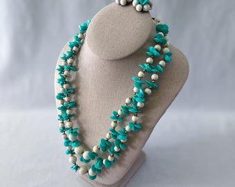 Conjunto de collar doble de cuentas de plástico blancas y turquesa y pendientes de clip de los años 60.