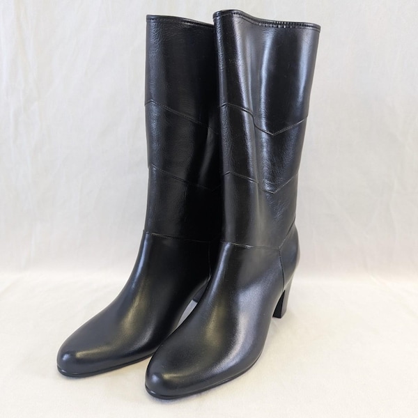 1970er Jahre New Old Stock Schwarz Leder-Look Gummistiefel Mit Absatz und Chevron Stitch Detaillierung