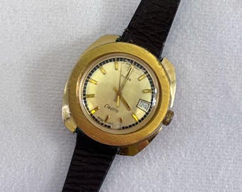 1970s Timex Watch With Gold-Toned Watch Face and Brown Leather Band